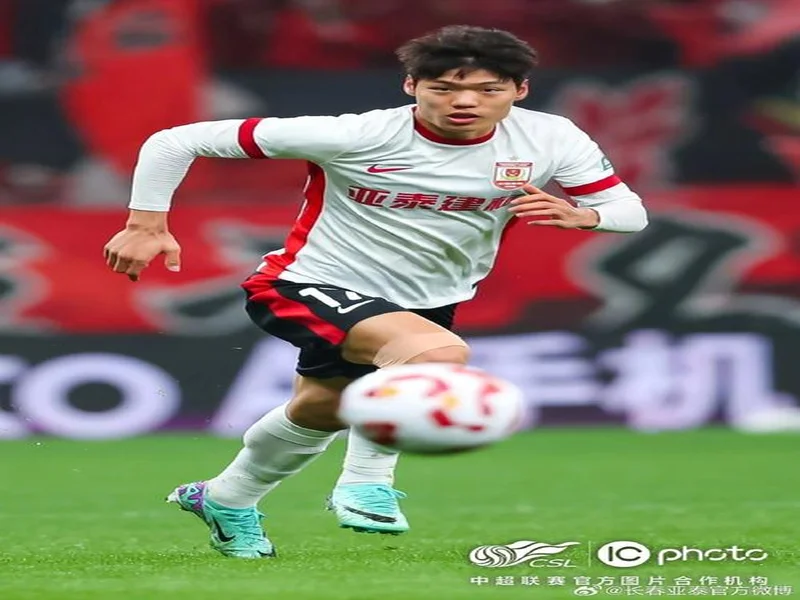 北青:U23国足主力球员贺一然今日抵达成都,即将加盟成都蓉城